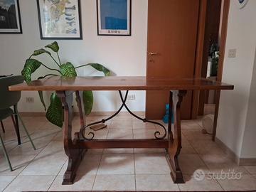 tavolo in legno e ferro battuto