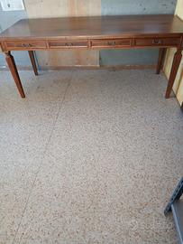 Scrivania in legno noce