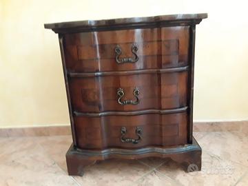 Comodino antico e comodino moderno. Come nuovi