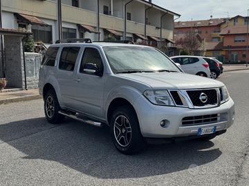 Nissan pathfinder 4x4 7 posti