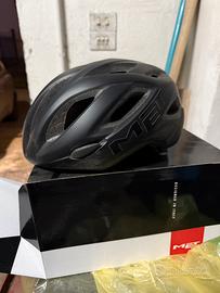 Casco e scarpe bici