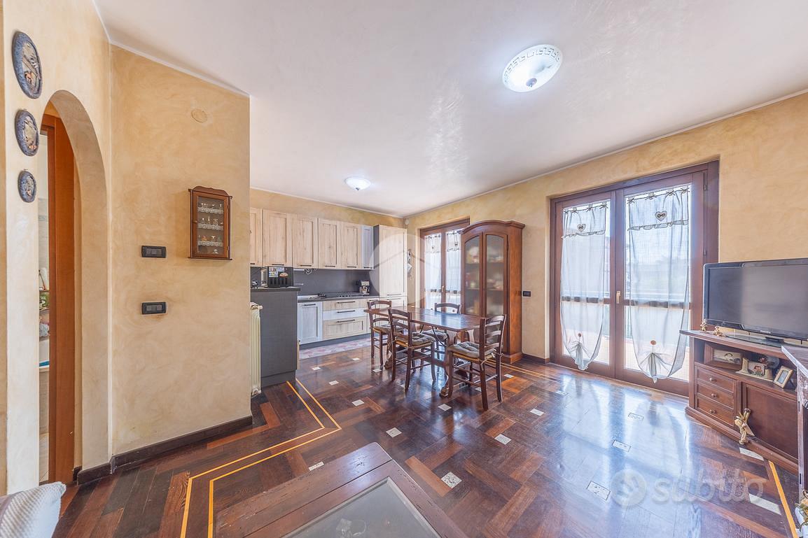 VILLA A SCHIERA A ROMA - Altro