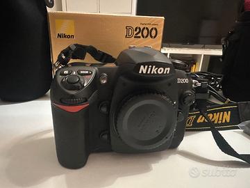 Nikon D200 con obiettivo