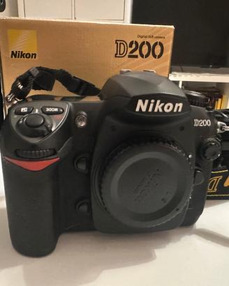 Nikon D200 con obiettivo