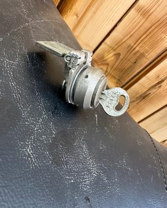 Vespa anni 60 serratura bloccasterzo
