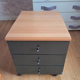 comodino con rotelle