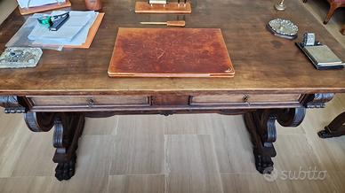 Scrivania Neorinascimentale in Noce Massello