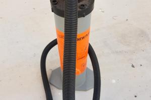 Gonfiatore manuale per barca con doppia funzione