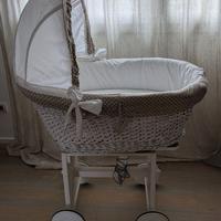 Culla in vimini antica e restaurata