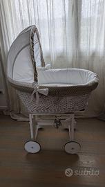 Culla in vimini antica e restaurata