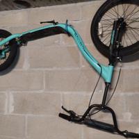 Monopattino con ruote e freni