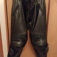 Pantaloni in pelle con protezioni per moto