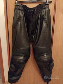 Pantaloni in pelle con protezioni per moto