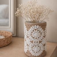 Vaso in vetro rivestito in corda centrino antico