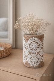 Vaso in vetro rivestito in corda centrino antico