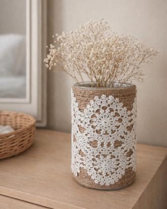 Vaso in vetro rivestito in corda centrino antico