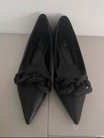 Ballerine nere con decoro tono su tono il laccio