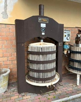 PRESSA IDRAULICA PER UVA