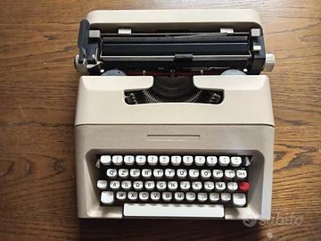 Macchina da scrivere vintage Olivetti