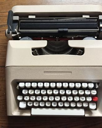 Macchina da scrivere vintage Olivetti