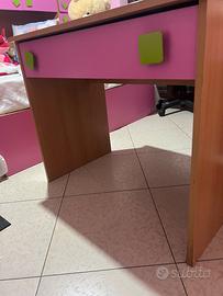 Scrivania completa di sedia