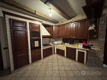 Cucina in finta muratura e legno