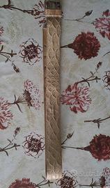 Cintura in pelle dorata con effetto coccodrillo