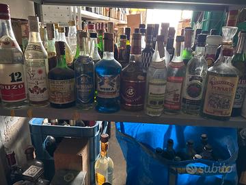 Bottiglie di liquore, vodka, grappa, rum