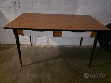 tavolo con due cassetta e spianatoia legno