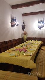 Tavolo, sedie, panche e apliques per  tavernetta