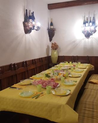 Tavolo, sedie, panche e apliques per  tavernetta