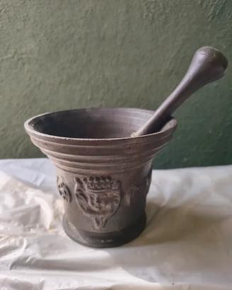 Antico mortaio bronzo stemma a rilievo