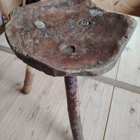 Antico sgabello per mungitura in legno 
