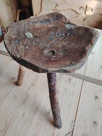 Antico sgabello per mungitura in legno 