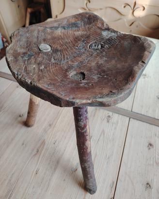 Antico sgabello per mungitura in legno 