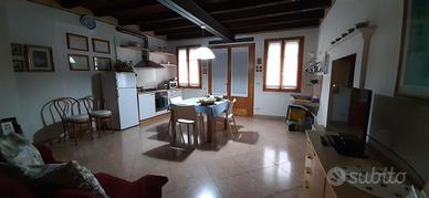 Camera in Appartamento trilocale