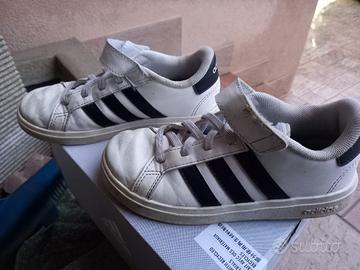 Scarpe Adidas n. 30 chiusura a strappo