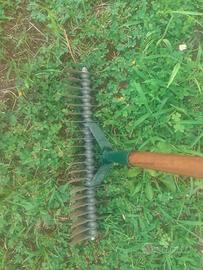 Rastrello sarchiatore arieggiatore