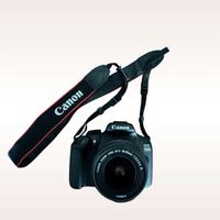 Canon EOS 1300D con obiettivo