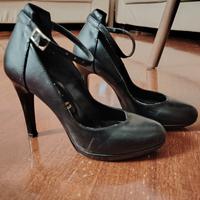 Décolleté in pelle con cinturino 