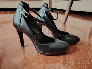 Décolleté in pelle con cinturino 