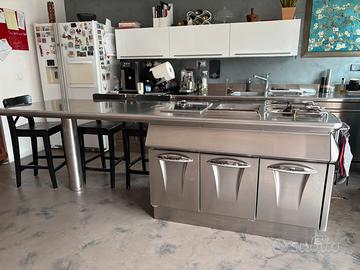 Cucina completamente in acciaio della Marino
