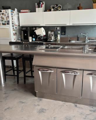 Cucina completamente in acciaio della Marino