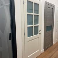 Porta bugnata laccata all’inglese con vetro