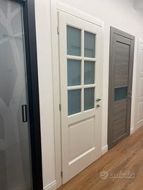 Porta bugnata laccata all’inglese con vetro