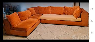 GRANDE E MORBIDO DIVANO IN TESSUTO