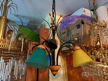 Lampadario bracci in ferro, legno e vetri colorati