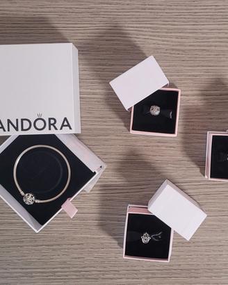 Pandora rigido con 3 charm e scatole originali
