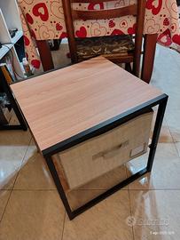 Tavolinetto quadrato moderno, stile industrial