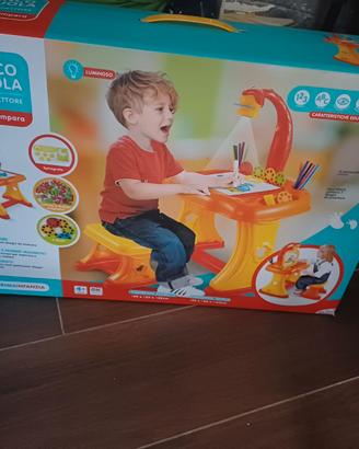 Banco scuola con proiettore